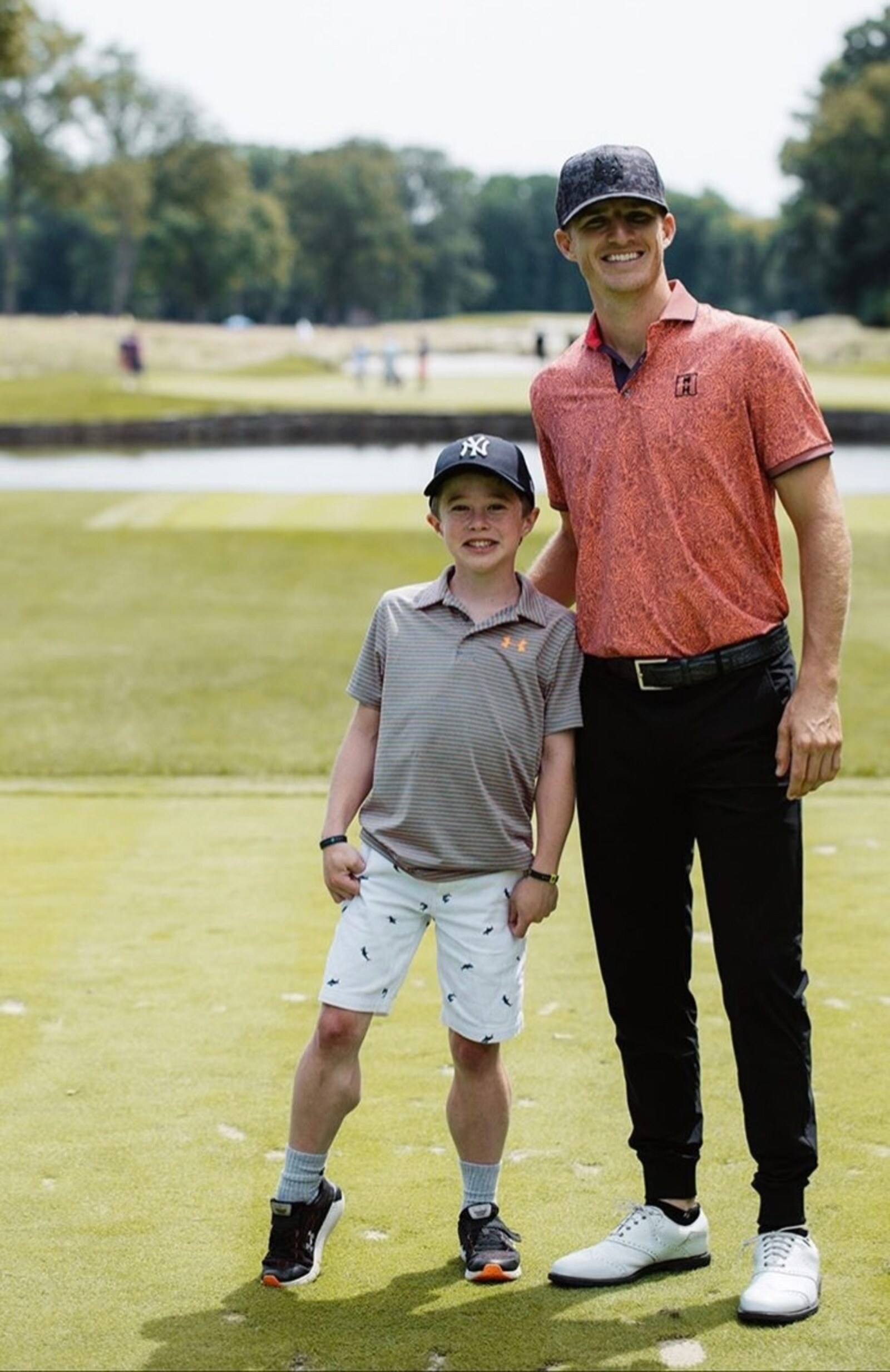 Wyatt Rownd with a young fan on the golf course